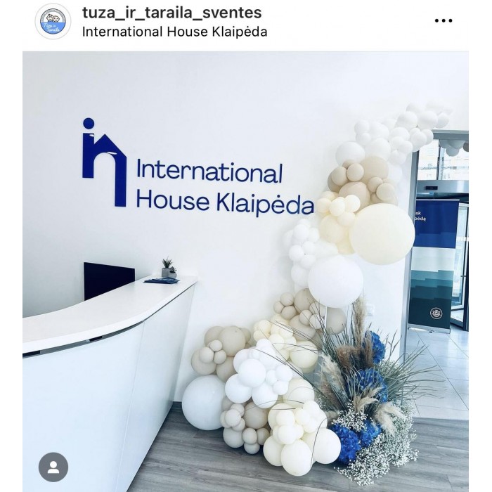 Balionų girlianda International House Klaipėda atidarymui su gyvomis gėlėmis Balionų girlianda International House Klaipėda atidarymui su gyvomis gėlėmis